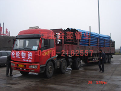 運輸車輛在去往礦區(qū)路上