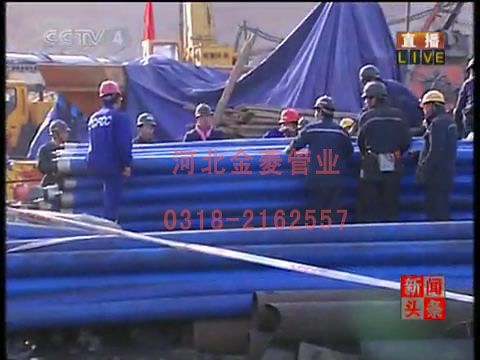 管道裝入滑輪車運抵巷道